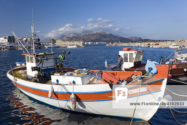 Ierapetra  südlichste Stadt Europas  Fischerboote im Fischerhafen  Südkreta  Kreta  Griechenland