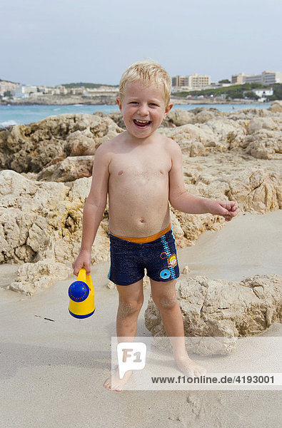Ein Junge  4 Jahre  spielt an einem Strand  Cala Rajada  Mallorca  Balearen  Spanien