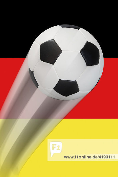 Ein Fußball fliegt durch die Luft vor einer Deutschlandflagge - Serie