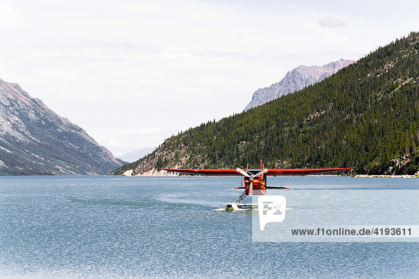 Wasserflugzeug beim Landen  Bush Hawk-XP  Lake Bennett  Chilkoot Pass / Trail  British Columbia  B.C.  Canada Kanada