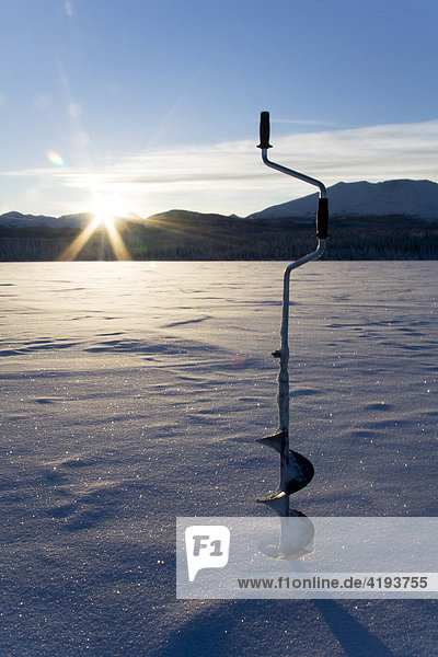 Eisbohrer für das Eisangeln  Fox Lake  Yukon Territorium  Kanada