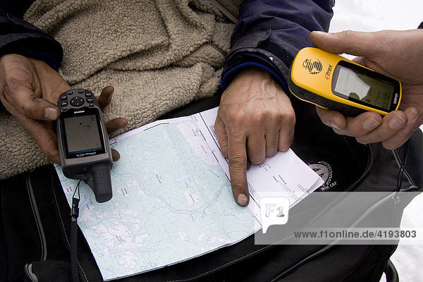 Navigation mit GPS  Global Positioning System  und Karte  Garmin Gerät