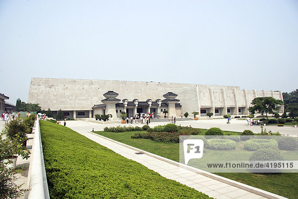 Der Eingang zum Museum der Terrakottaarmee im Jahre 2005  Xi'an  China