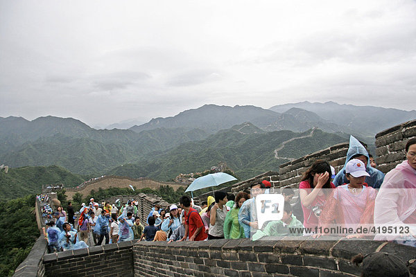 Chinesische Touristen auf der Chinesischen Mauer im Regen  Peking  Beijing  China