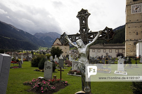 Friedhof und Gräber  Benediktinerkloster St. Johann in Müstair  Unesco Weltkulturerbe  Unterengadin  Graubünden  Schweiz
