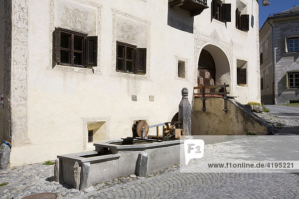 Historische Häuser in Guarda  Brunnen  Unterengadin  Schweiz