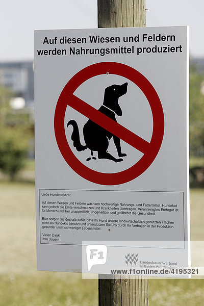Verbotsschild von Hundekot auf den Feldern