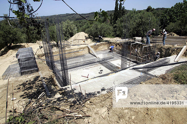 Bau eines Fundaments für ein erdbebensicheres Haus mit Stahl und Beton  Peloponnes  Griechenland
