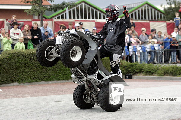 Ein Quad fährt bei einer Stuntshow auf zwei Rädern. Radeberg  Sachsen  Deutschland