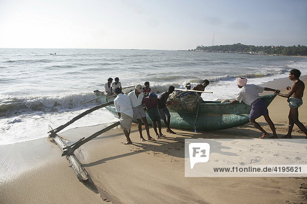 Fischerboot am Strand von Tangalle  Sri Lanka  Asien