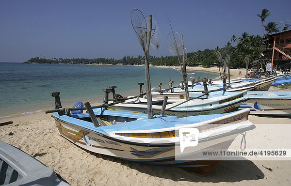 Boote am Strand bei Hickaduwa  Sri Lanka  Asien
