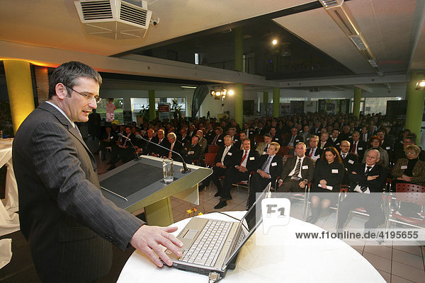 B-TOM: Wirtschaftskongress. Der rheinland-pfälzische Wirtschaftsminister Hendrik Hering bei einer Präsentation anlässlich eines Wirtschaftsforums mit einem Laptop  Koblenz  Deutschland