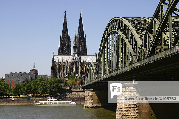 Hohenzollernbrücke köln  ansicht von südost  links mit dom und museum ludwig  deutschland