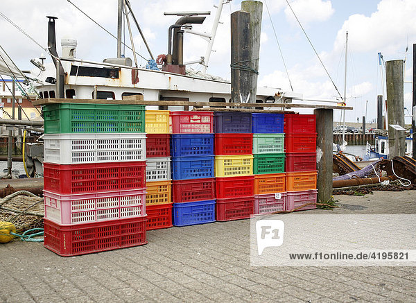 Fischboxen im Hafen von Dornumersiel  Ostfriesland  Deutschland