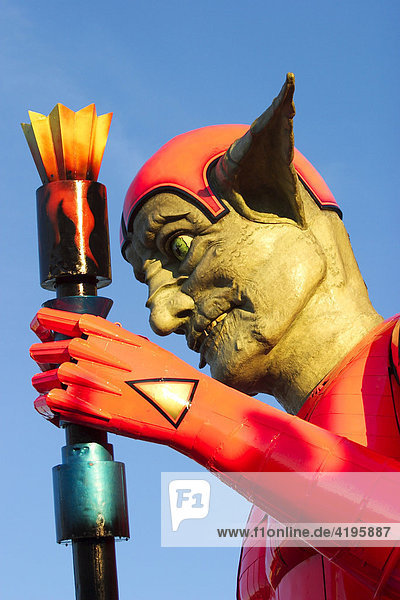 Rote Jahrmarktfigur auf dem Oktoberfest auf der Theresienwiese in München