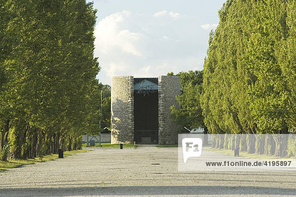 Lagerstraße mit Blick auf die religiöse Gedenkstätte Todesangst Christi Kapelle in der KZ-Gedenkstätte Dachau