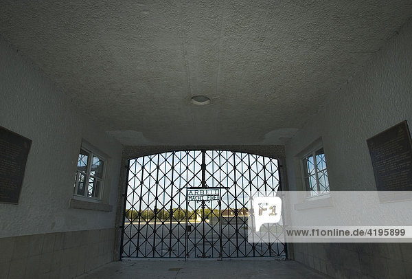 Haupteingang mit der Aufschrift Arbeit macht frei im Konzentrationslager im Dachau