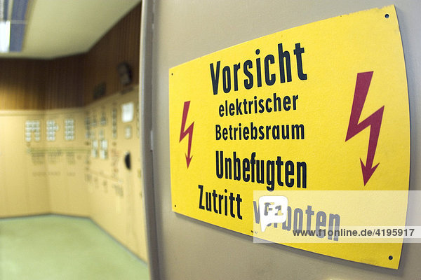 Gelbes Warnschild Zutritt verboten vor dem elektrischen Betriebsraum im Wasserwerk in Notzing bei Erding an der Isar.