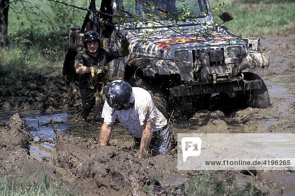 Mann im Schlamm bei Rallye