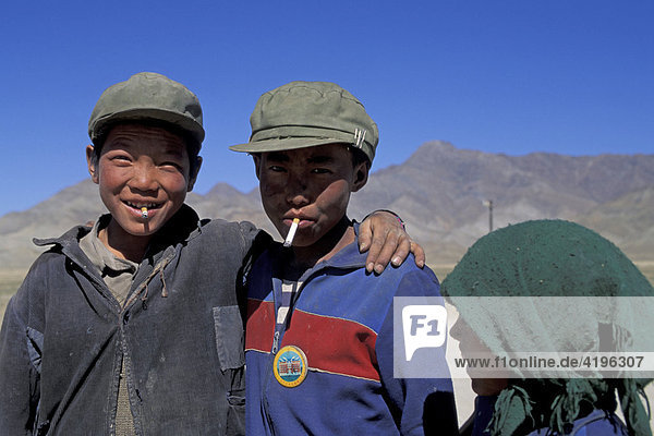 Drei rauchende chinesische Kinder Tibet