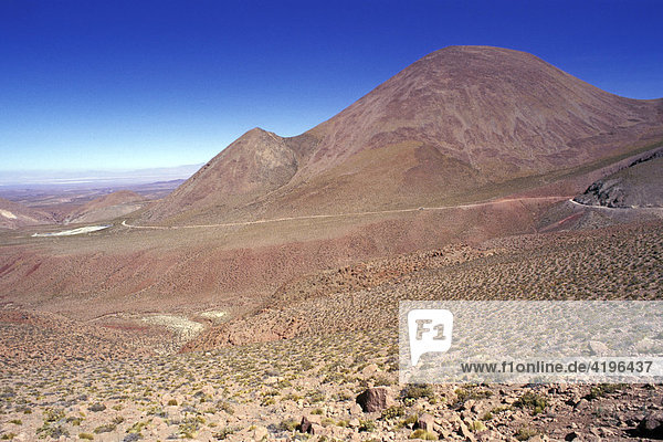 Gebirgsstrasse in der Atacama Wueste Chile