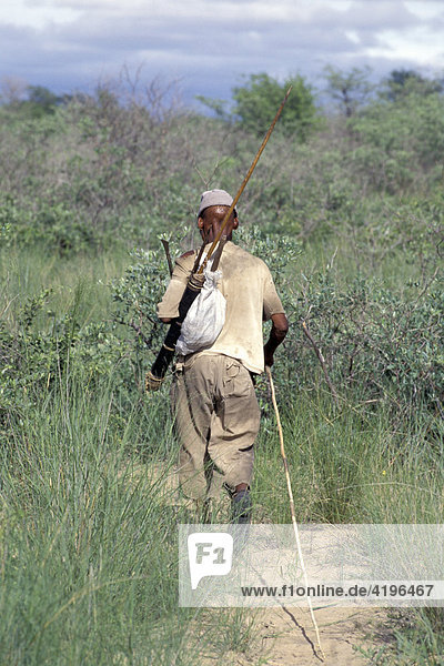 Buschmann auf Jagd im Busch Namibia