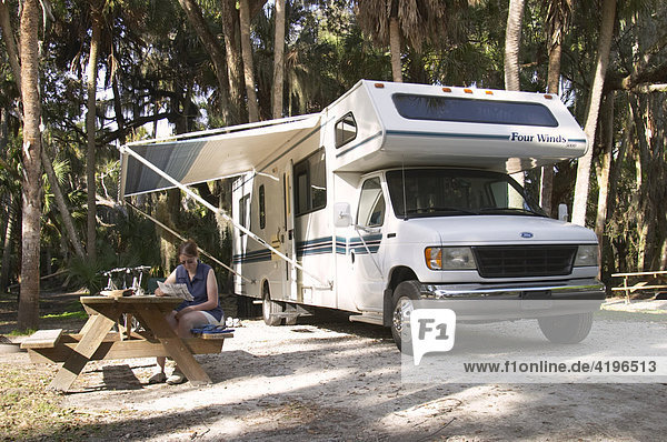 Camping mit Wohnmobil im Myakka River State Park Florida  Fahrzeug Ford  Wohnkabine Four Winds