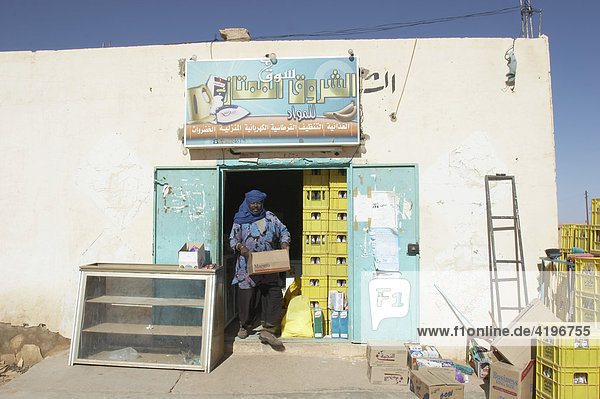 Mann kommt aus einem kleinen Laden in Lybien