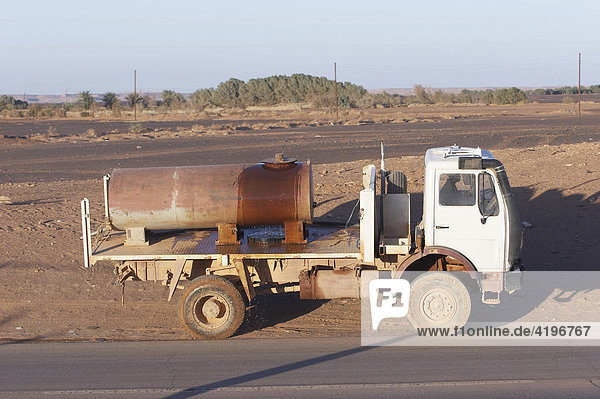 Tanklastwagen Lkw am Strassenrand  Umweltverschmutzung in Lybien