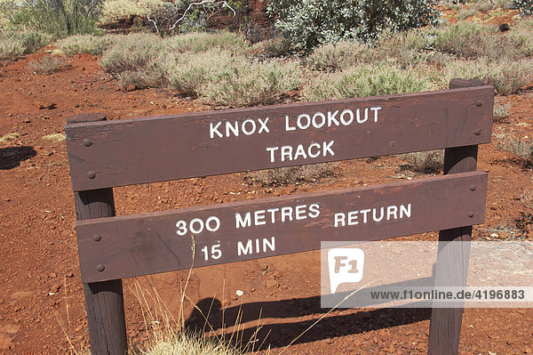 Schild aus Holz Knox Lookout Karijini National Park Pilbara Region Westaustralien WA