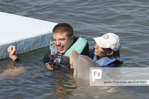 Behinderten Schwimmen mit Delphinen in Dolphin Research Center Florida USA
