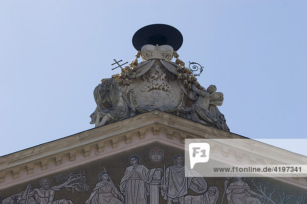 Detail (150 kg schwerer Kardinalshut aus Eisen) des Primatial Palais in Bratislava  ein Wahrzeichen und heutiges Rathaus von Bratislava Slowakei