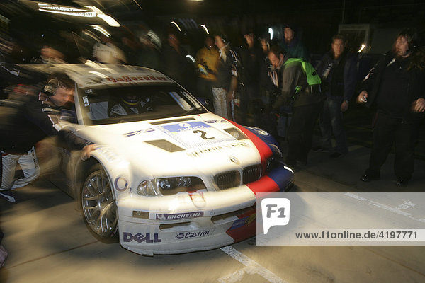 Mechaniker schieben einen BMW-Tourenwagen nach einem Boxenstopp beim 24-Stunden-Rennen auf dem Nürburgring an den Start. Adenau  Rheinland-Pfalz  Deutschland