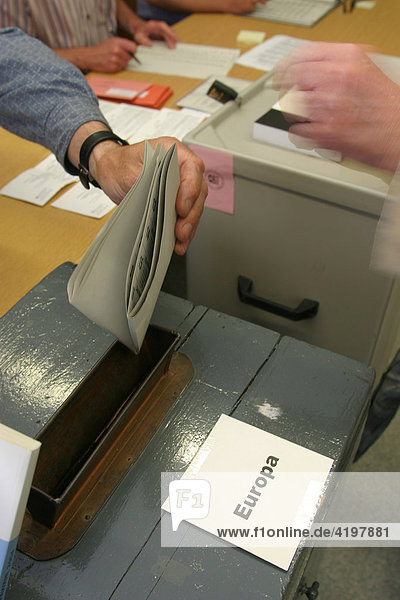 Europawahl 2004 (13.Juni): Ein Wähler steckt seinen Stimmzettel in die Wahlurne