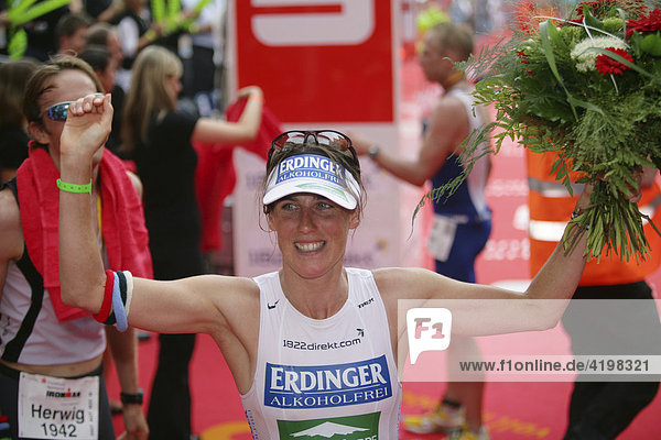 Die Gewinnerin des Ironman Europe  Nicole Leder  im Ziel auf dem Frankfurter Römerberg  Frankfurt  Hessen  Deutschland  Europa.