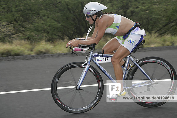 Ironman-Triathlon-Weltmeisterschaft in Kailua-Kona: Gina Kehr (USA) auf der Radstrecke in Hawaii  USA