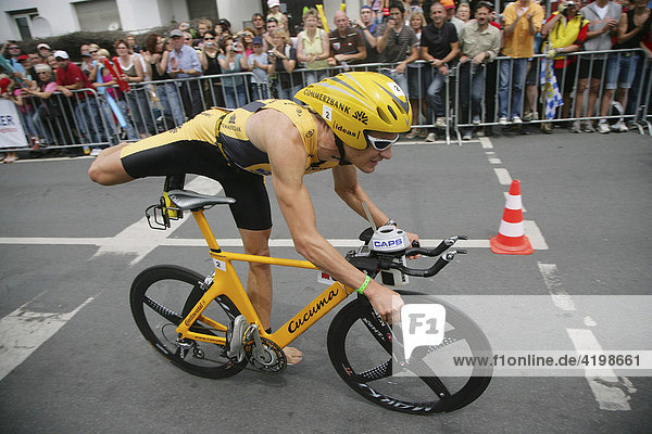 Timo Bracht  Triathlet  beim Ironman Europe vor der Radwechselzone am Mainkai  Frankfurt  Hessen  Deutschland