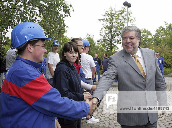 Kurt Beck  prime minister in rhineland-palatinate and SPD Chairman  shaking hands with trainees