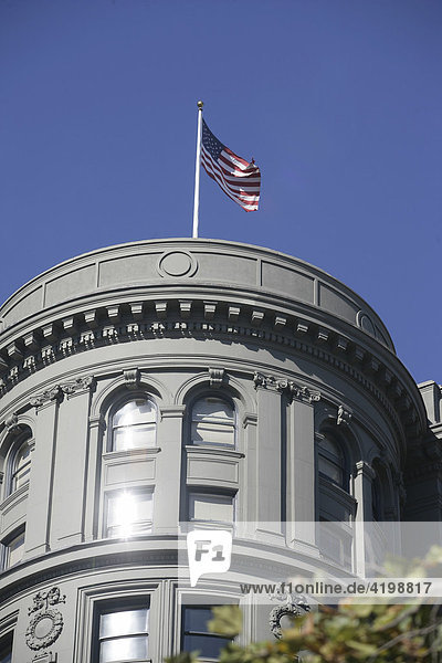 Die amerikanische Fahne weht auf einem Hochhaus in der Innenstadt von San Francisco Kalifornien USA