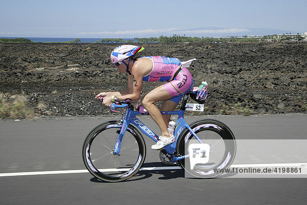Die Profi-Triathletin und Vorjahressiegerin Michellie Jones (Australien) bei der Ironman-Triathlon-Weltmeisterschaft auf der Radstrecke Kailua-Kona  Hawaii USA.