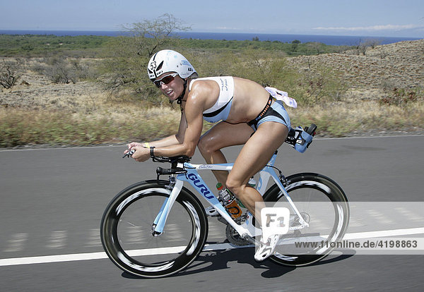 Die Profi-Triathletin Desiree Ficker (USA) bei der Ironman-Triathlon-Weltmeisterschaft auf der Radstrecke Kailua-Kona  Hawaii USA.