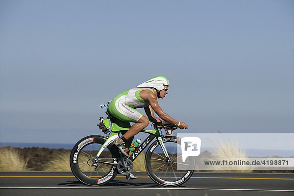 Der deutsche Triathlon-Profi Jan Raphael (GER) bei der Ironman-Triathlon-Weltmeisterschaft auf der Radstrecke in Kailua-Kona  Hawaii USA.