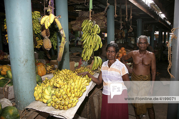 Eine Frau verkauft auf dem Markt in Tangalle Obst und Gemüse  Sri Lanka  Asien