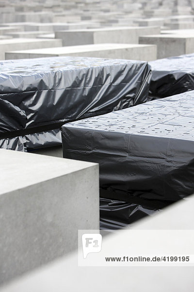 Schwarze Plastikplane schützt beschädigte Betonstelen am Mahnmal für die ermordeten Juden Europas  Berlin  Deutschland  Europa