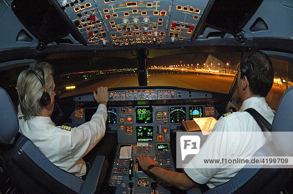 Piloten im Cockpit eines Airbus 321 rollen das Flugzeug nach der Landung zum Gate