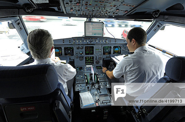 Piloten im Cockpit eines Airbus 321 bei der Vorbereitung vor dem Start