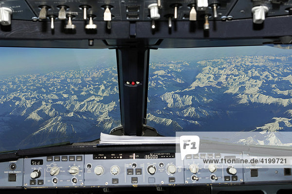 Sicht aus dem Cockpitfenster eines Airbus 321 beim Flug über die Alpen