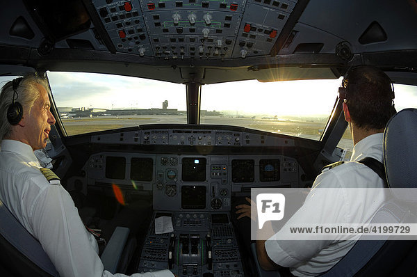 Piloten im Cockpit eines Airbus 321 nach der Landung auf der Fahrt zum Dock