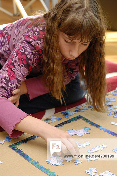 Mädchen beim Puzzlen