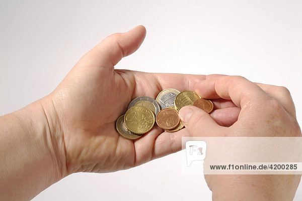 Hände mit Eurogeldstücken